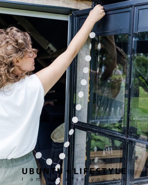 • OPEN • De deuren van onze shop staan open en de slingers hangen weer. Team UBUNTU is weer terug van vakantie. En wat een heerlijke ☀️ week om weer op te starten. Er zijn al heel wat pakketjes de deur uit gegaan. Bedankt voor jullie bestellingen tijdens onze vakantie 🤩. Wij stropen onze mouwen op, want er ligt heel veel werk te wachten. Mooie campagnes, nieuwe leveringen, nieuwe producten en dan ook nog ‘ns de verkiezingen van de ondernemersprijs @achtkarspelen in het verschiet. We gaan er voor! Op naar een mooi, nieuw seizoen! 🙌🏼 @mattieschotanus @baukje_van_der_wal